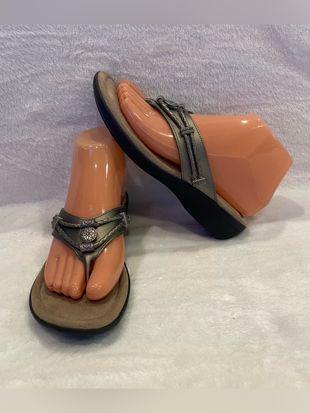 Minnetonka Silverthorne Leather Embellished Thong Sandals Pewter Gray Size 6 EUC